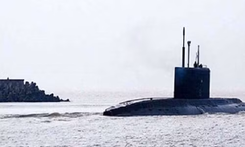 Tàu ngầm Đà Nẵng chạy thử nghiệm trên biển.