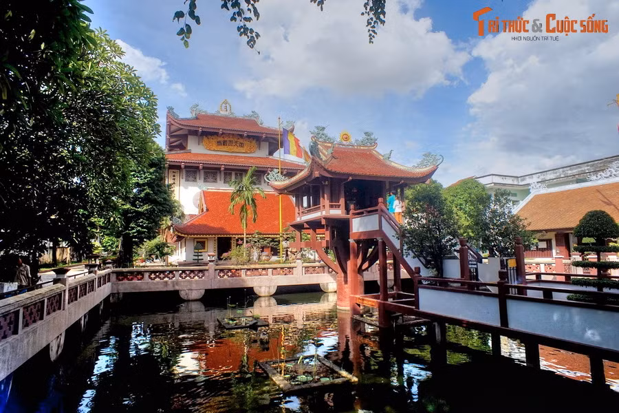 3. Nằm trên đường Đặng Văn Bi, phường Bình Thọ, thành phố Thủ Đức, TP HCM, Nam Thiên Nhất Trụ hay chùa Một Cột Thủ Đức cũng là ngôi chùa nổi tiếng với kiến trúc độc lạ.