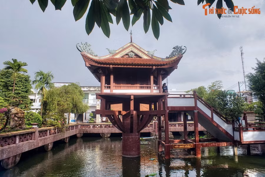 Được hòa thượng Thích Trí Dũng cho xây dựng vào năm 1958, tâm điểm của Nam Thiên Nhất Trụ là ngôi chùa một cột nằm giữa lòng hồ Long Nhãn (Mắt Rồng) phía sau cổng tam quan với diện tích mặt nước khoảng hơn 600m2, phỏng theo kiến trúc chùa Một Cột ở Hà Nội.