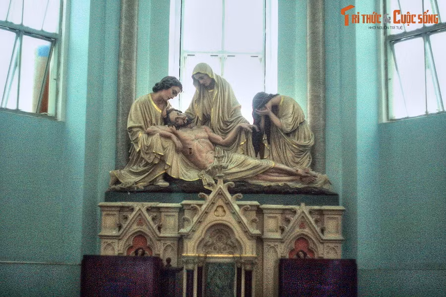 Giữa hai phần mộ là đài thờ mang cụm tượng thể hiện phút lâm chung của Chúa Jesus. Ngoài ra, bên cạnh mộ ông bà Huyện Sỹ còn có tượng bán thân của con trai và con dâu ông bà là Gioan Baotixita Lê Phát Thanh (bên phải) và Anna Đỗ Thị Thao (bên trái).