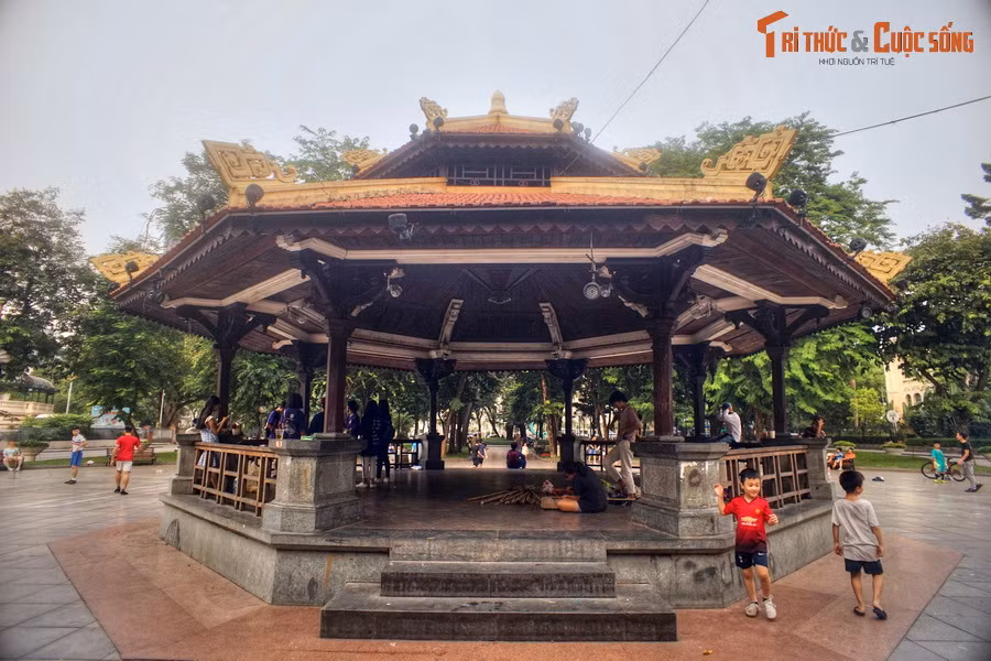 Công trình là sự kết hợp thú vị giữa những đường nét kiến trúc phương Tây - thể hiện ở phần nền và trụ lan can bằng đá hoa cương - với kiến trúc truyền thống Việt Nam: Mặt bằng hình bát giác, hệ khung gỗ, mái ngói có đầu đao và nhiều họa tiết bản địa.