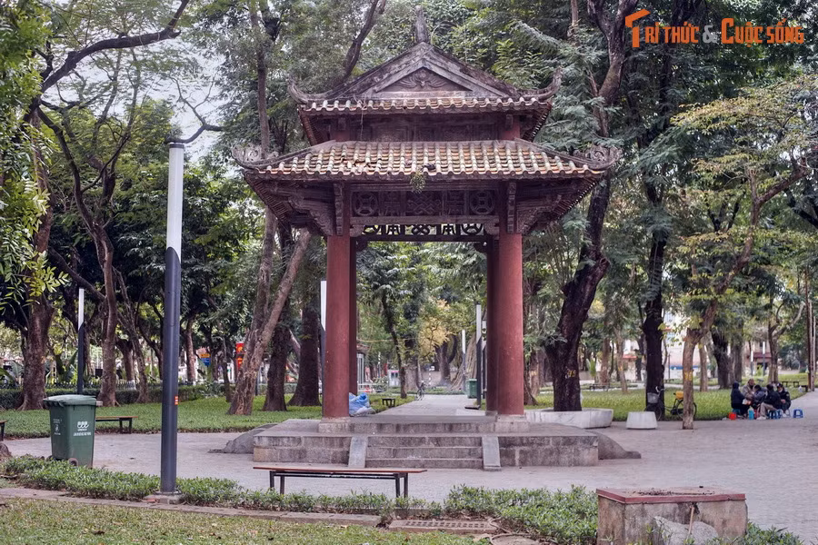  4. Nhà bia vườn hoa Canh Nông. Góc Đông Nam, giáp đường Trần Phú của vườn hoa Lê Nin có một công trình kiến trúc trông giống như lầu vọng cảnh thời xưa với bộ mái hai tầng đậm nét truyền thống, được chống đỡ bằng bốn cột trụ lớn bằng bê tông cốt thép đặt trên nền đá.