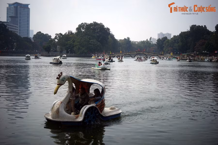 Trong khuôn viên của công viên có một hồ lớn, giữa hồ có một dải đất hình dạng giống như giọt nước mắt. Đó chính là nguồn gốc của cái tên Thủ Lệ, mang ý nghĩa là giữ lấy giọt lệ ở bên trong.