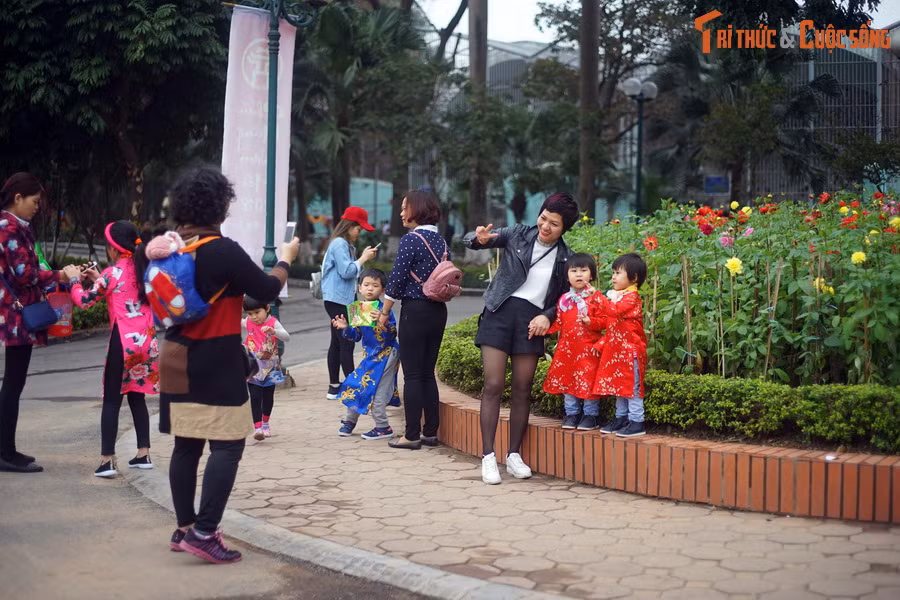 Đặc biệt vào các dịp lễ Tết, các bậc phụ huynh ở Hà Nội thường đưa con em đi Công viên Thủ Lệ để vui chơi và quan sát các loài động vật độc đáo, thú vị. Điều này đã trở thành một nét văn hóa đẹp của người dân Thủ đô...