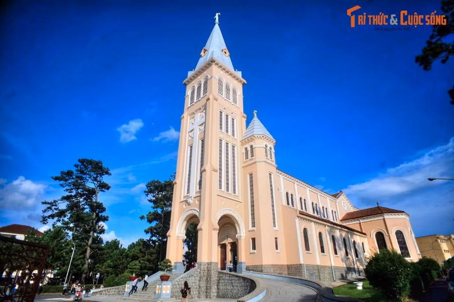  4. Nhà thờ Chính tòa Đà Lạt. Tọa lạc ở số 17 Trần Phú, nhà thờ nổi tiếng này được xây dựng từ năm 1931-1942, là công trình tiêu biểu cho trường phái kiến trúc Roman ở Đà Lạt. Nơi đây thường được gọi là nhà thờ Con Gà vì trên đỉnh thánh giá của tháp chuông của nhà thờ có hình con gà lớn.