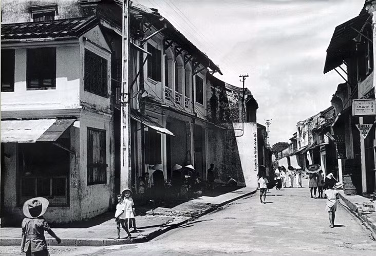 Trẻ em trên đường phố Hội An.