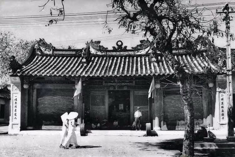 Bên ngoài chùa Ông ở Hội An.