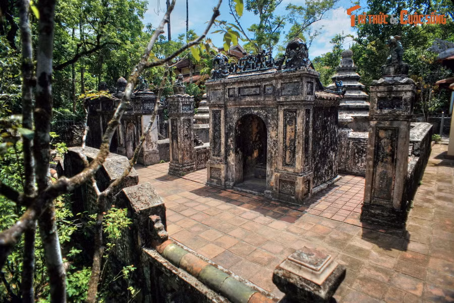 Đây là một trong những ngôi chùa có vườn tháp đẹp nhất Việt Nam, với nhiều tháp mộ cổ kính, có quy mô khá bề thế.