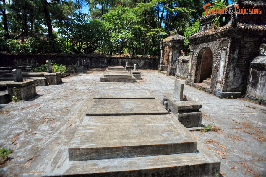 Theo các sử liệu, năm 1843, thái giám Châu Phước Năng đã đứng ra quyên góp tiền trùng tu chùa Từ Hiếu, lấy đó làm chốn an nghỉ cuối cùng. Đến năm 1893, nhiều thái giám tiếp tục đóng góp công đức. Từ đó, chùa Từ Hiếu dần trở thành nơi an nghỉ của các thái giám triều Nguyễn.