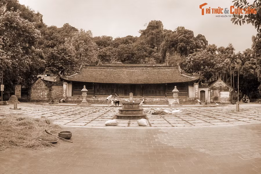 Tương truyền, vào đời vua Lý Nhân Tông, có ông Từ Vinh làm quan Đô án, thường lấy phép thuật trêu ghẹo mọi người. Quan Thành hầu tức mình, mượn pháp sư Đại Điên làm phép giết chết, vứt xác xuống sông Tô Lịch.
