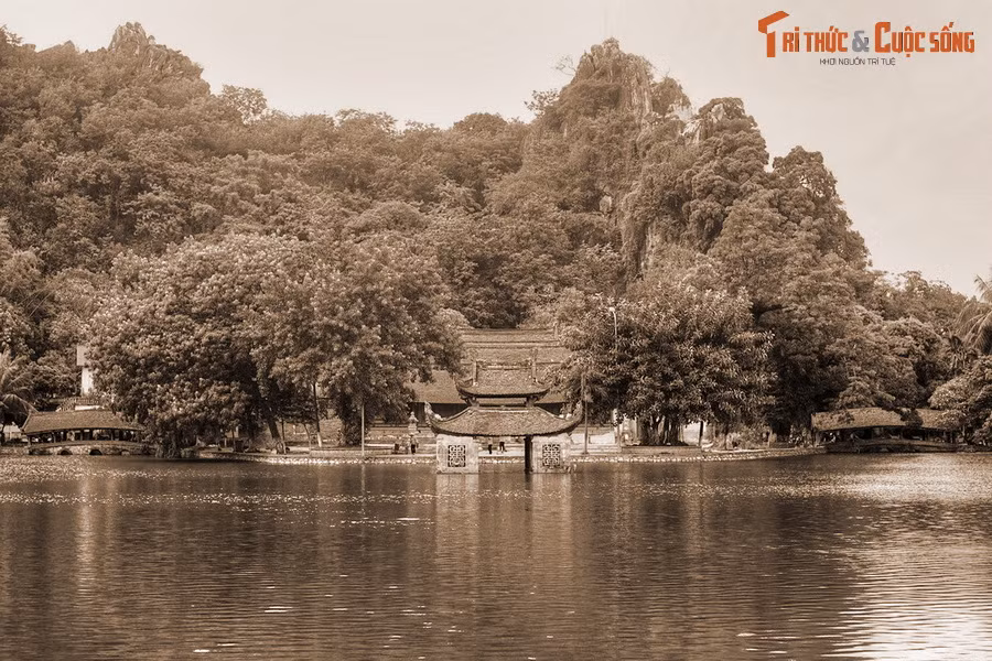 Nằm ở huyện Quốc Oai, cách trung tâm Hà Nội khoảng 20 km, chùa Thầy là một trong những ngôi chùa cổ nổi tiếng nhất Việt Nam. Lịch sử của ngôi chùa này gắn liền với truyền thuyết nhuốm màu huyền bí về một nhà sư nổi tiếng thời Lý là Từ Đạo Hạnh.
