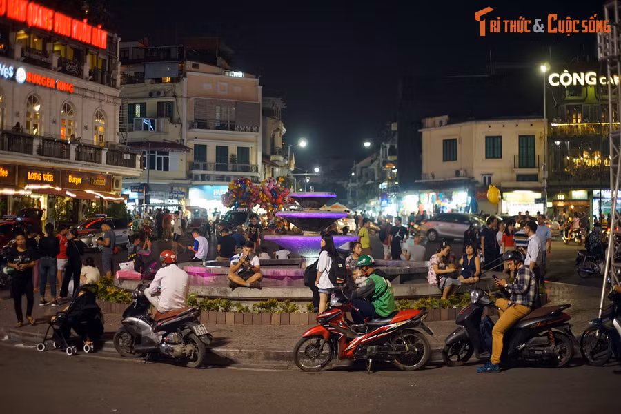 Ngày nay đài phun nước ở quảng trường Đông Kinh Nghĩa Thục là một điểm hẹn nổi tiếng, nơi đông đảo người dân tề tựu vào những dịp nghỉ lễ ở Thủ đô.