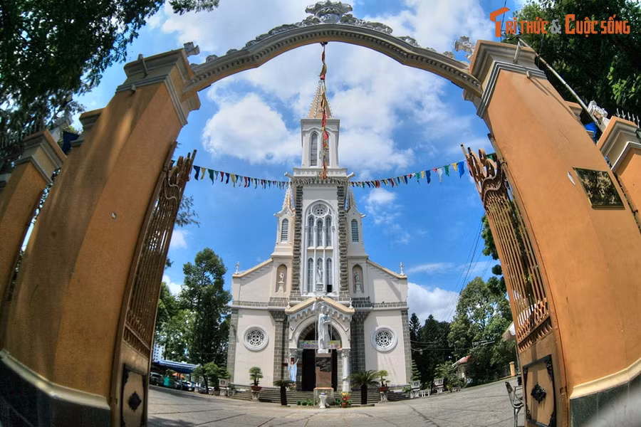 9. Nhà thờ Huyện Sỹ. Nằm tại góc Nguyễn Trãi – Tôn Thất Tùng ở quận 1, nhà thờ Huyện Sỹ do ông bà Lê Phát Ðạt, tức Huyện Sỹ – người giàu nhất Sài Gòn thời bấy giờ, hiến đất và xuất 1/7 gia tài để xây dựng. Công trình được xây từ năm 1902–1905, mang phong cách kiến trúc Gothic.
