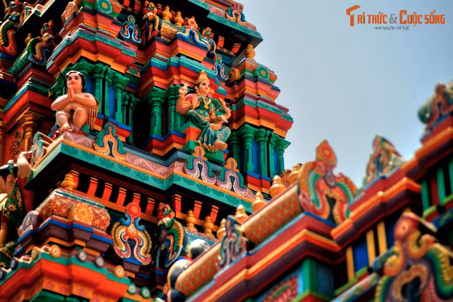  11. Đền Bà Mariamman. Nằm ở số 45 Trương Định, đền thờ Bà Mariamman (người Việt thường gọi là chùa Bà) được các thương gia người Ấn Độ ở Sài Gòn đóng góp tiền xây dựng cách đây một thế kỷ. Đây là một công trình kiến trúc độc đáo mang đậm nét văn hóa Ấn Độ.