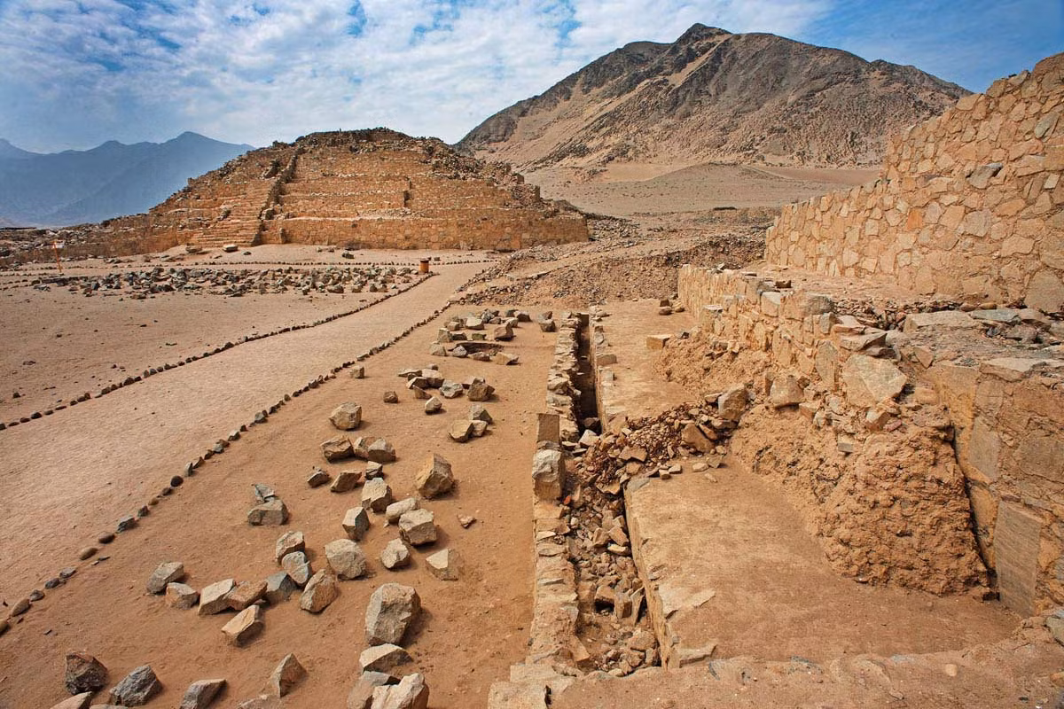 Vào cuối thập niên 1990, các nhà khảo cổ học Peru đã dựng nên được bức tranh hoàn chỉnh đầu tiên về nền văn minh Caral-Supe. Nhưng lúc đó, niên đại của nền văn minh này vẫn chưa được xác định rõ ràng. Ảnh: Titilaka.