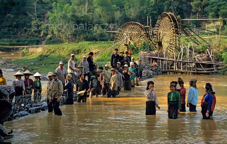 Đồng bào Thái Đen đắp một con đập thủy lợi để dẫn nước cho những cọn nước mới trên sông Nậm La.