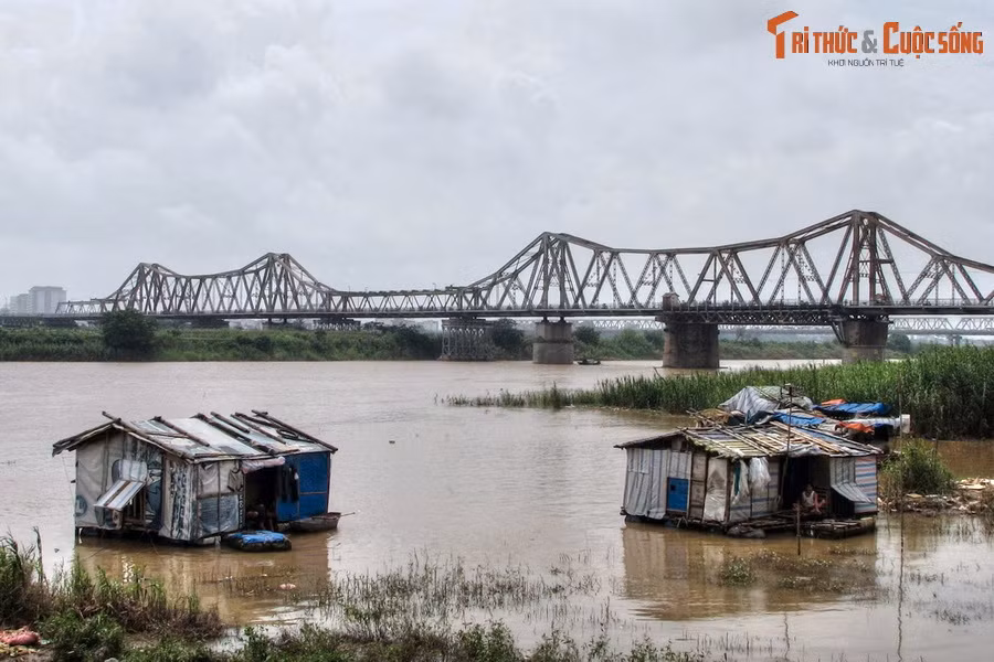  3. Cầu Long Biên. Bắc qua sông Hồng, cầu Long Biên được xây dựng năm 1899-1902, ban đầu mang tên Toàn quyền Đông Dương Paul Doumer. Được xây dựng với sự tham gia của khoảng 40 kĩ sư và chuyên gia Pháp, đây là cây cầu hoành tráng và hiện đại nhất Đông Dương thời bấy giờ