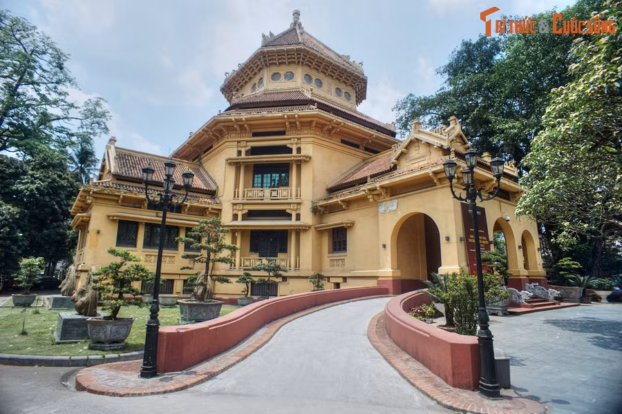  5. Bảo tàng Lịch sử Quốc gia. Nằm phía sau Nhà hát Lớn, Bảo tàng Lịch sử Quốc gia có tiền thân là Viện Viễn Đông Bác Cổ, được xây dựng từ năm 1926-1932. Đây là công trình tiêu biểu cho phong cách kiến trúc Đông Dương ở Hà Nội thời thuộc địa.