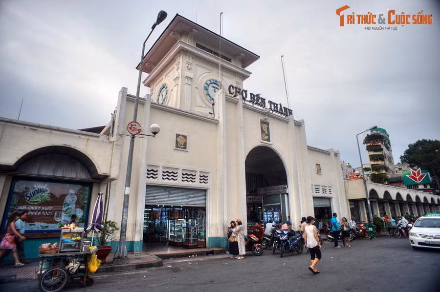  1. Chợ Bến Thành. Nằm ở phường Bến Thành, quận 1, chợ Bến Thành là một biểu tượng lịch sử của Sài Gòn - TP HCM. Chợ được nhà thầu Brossard et Maupin xây dựng từ năm 1912-1914 thì hoàn tất. Điểm nhấn kiến trúc của chợ là tòa tháp có 4 chiếc đồng hồ ở 4 mặt phía trên cổng chính.