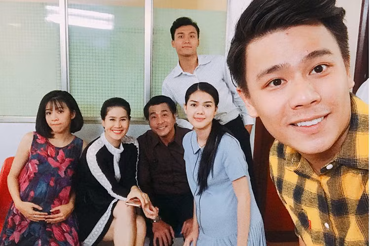 Thân Thúy Hà (thứ hai bên trái) quay phim đến tận 4h sáng.