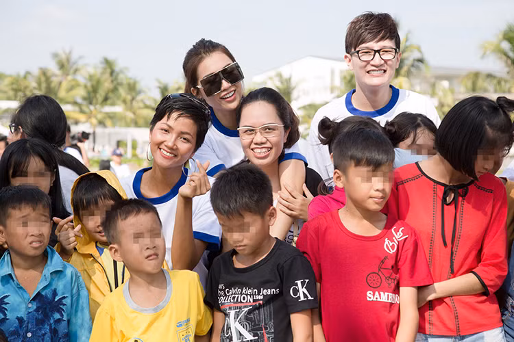 H’hen Niê viết: “Tròn một tháng đăng quang Hoa hậu Hoàn vũ Việt Nam, đối với Hen đây là những khoảnh khắc đẹp nhất trong cuộc đời. Hen rất vui và hạnh phúc khi nhận được tình cảm và sự yêu quý của mọi người”.