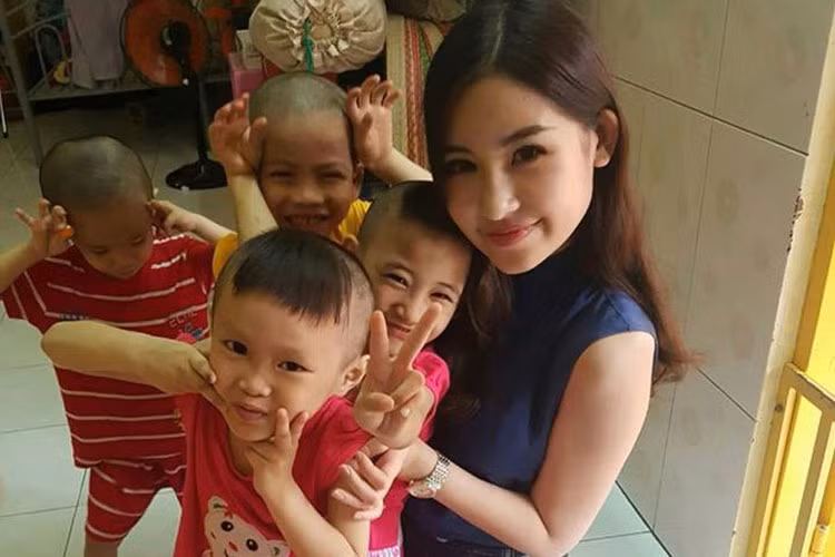 Hình ảnh Ngân Anh tham gia hoạt động từ thiện sau khi đoạt vương miện Hoa hậu Đại dương 2017.