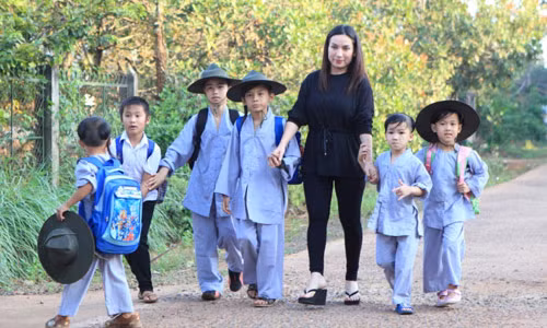 Những người con nuôi của ca sĩ Phi Nhung.