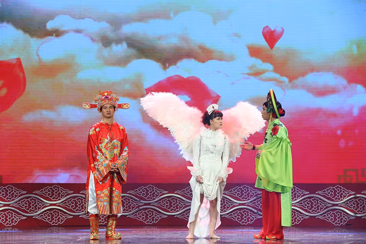 Ngoài Công Lý, tạo hình của Vân Dung cũng gây chú ý. Cô đeo cánh thiên thần khi đóng vai Táo Y tế. Ảnh: VFC