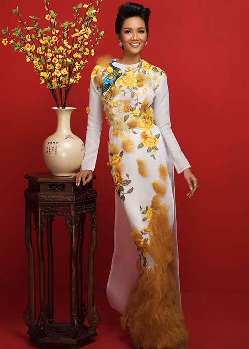 Trong bộ ảnh, H’hen Niê diện áo dài màu trắng thêu họa tiết hoa vàng, đính lông đặc biệt.