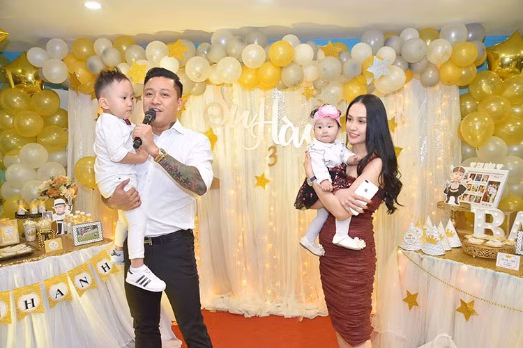 Bé Mỹ Anh (Son) là con gái của cặp đôi sao Việt Tuấn Hưng - Thu Hương. Bé Son cất tiếng khóc chào đời vào tháng 3/2017.