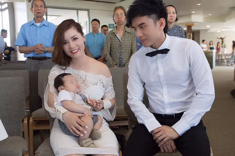 Cũng vào tháng 3/2017, vợ chồng Đan Trường - Thủy Tiên chào đón con trai đầu lòng Thiên Từ gia nhập tổ ấm của mình.