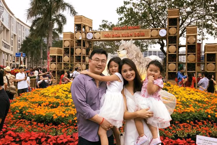 Hoa hậu Hương Giang tâm sự: “Gần 3 tuần chỉ có ăn và chơi thoải mái, ngủ nướng, tụ tập bạn bè, ngày mai lại phải dậy từ 6 sáng để đưa con đi học. Cố lên, 11 tháng nữa lại được chuẩn bị đón tết rồi”.