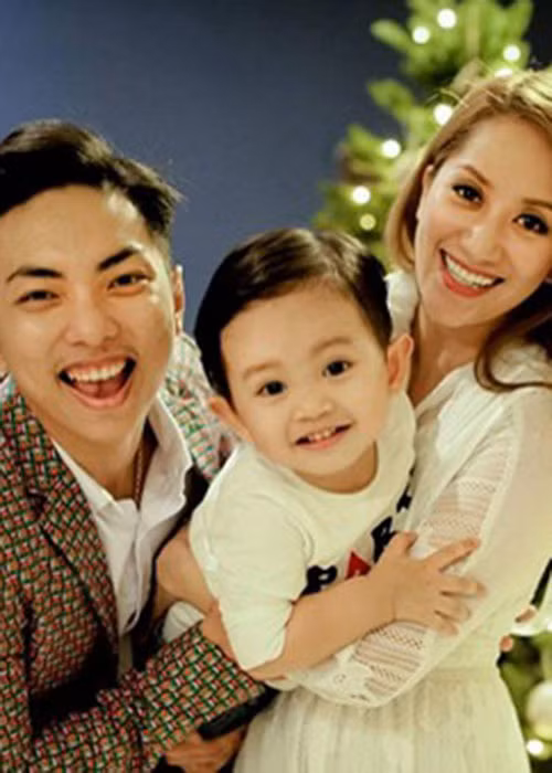Khánh Thi hiện đang hạnh phúc bên chồng trẻ cùng cậu quý tử kháu khỉnh. Cuối năm 2017, nữ hoàng dancesport thông báo đang mang thai thiên thần thứ 2 và gia đình sẽ đón thành viên mới vào năm Tuất 2018.
