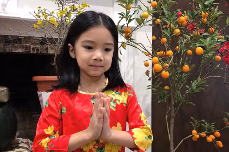Sao Việt Hồng Ngọc khoe ảnh con gái mặc áo dài chuẩn bị đón Tết.