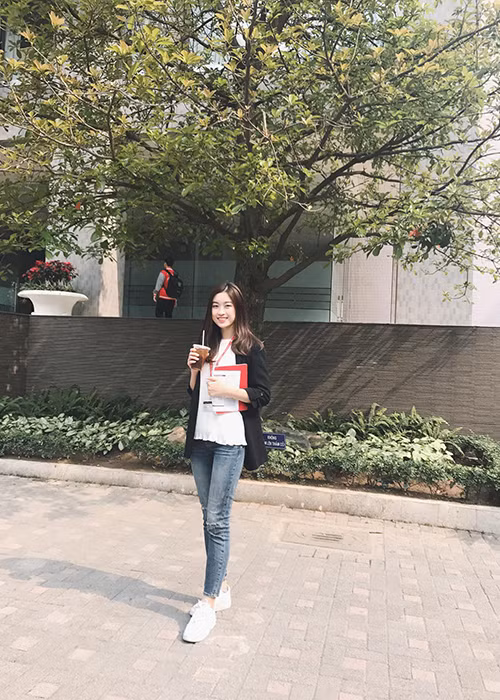 Dù bận rộn với các hoạt động giải trí nhưng Đỗ Mỹ Linh không hề chểnh mảng việc học tập.