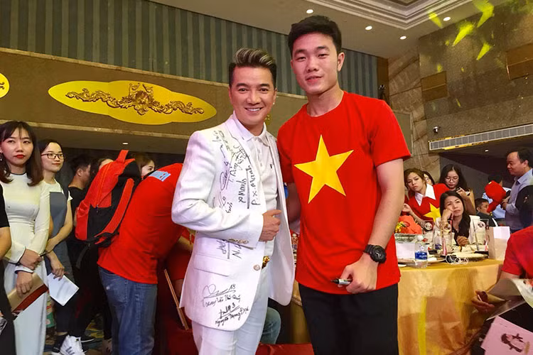 Mr Đàm quyết định đi thêu chữ ký của các cầu thủ trên áo để làm kỷ niệm.