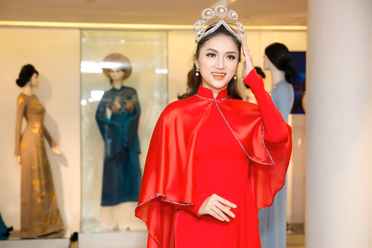 Và trong các loại trang phục phục vụ cho suốt hơn 1 tuần diễn ra cuộc thi, áo dài là trang phục được nữ ca sĩ Hương Giang lựa chọn kĩ lưỡng nhất nhưng rất may mắn khi nữ ca sĩ nhận được sự tư vấn và hỗ trợ của Đàm Vĩnh Hưng.
