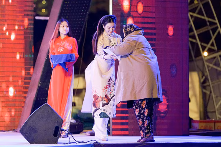 Lý Nhã Kỳ là một người có tấm lòng nhân ái. Cô tham gia không ít hoạt động từ thiện. Ảnh: Nhân Phạm