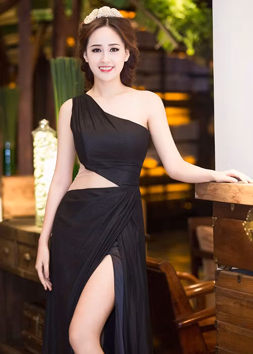 Nàng hoa hậu sinh năm 1989 khoe eo thon, chân dài miên man cùng làn da trắng ngần. Ảnh: FBNV