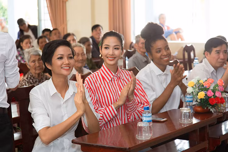 Mới đây, Hoa hậu H’hen Niê cùng Á hậu Hoàng Thùy và Huỳnh Thị Cẩm Tiên đã có mặt tại Long An để tham gia chuyến đi từ thiện nhân dịp Tết Nguyên Đán 2018.