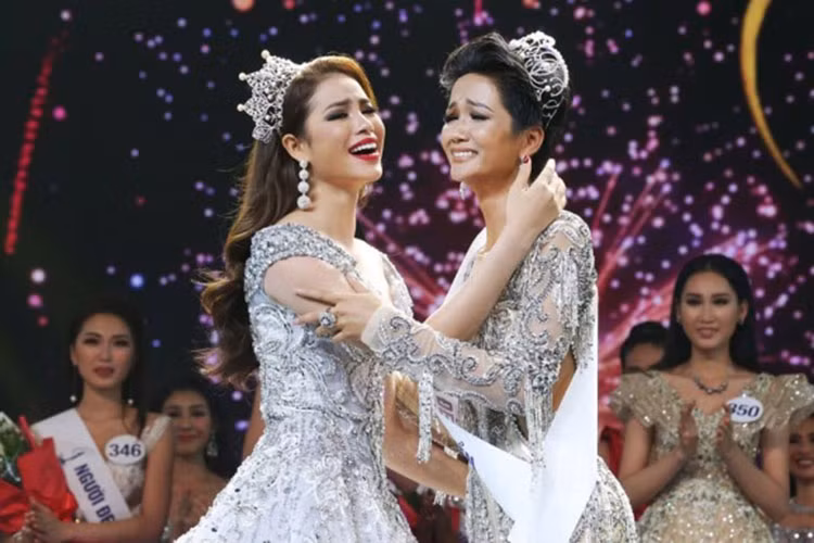 Cách đây không lâu, Phạm Hương đã trao vương miện Hoa hậu Hoàn vũ Việt Nam cho người kế nhiệm là H'hen Niê. Ảnh: Ngoisao