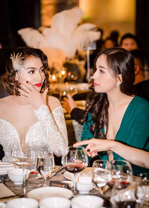 Mỗi khi xuất hiện, Mai Phương Thúy đều gây chú ý bởi sự đầu tư kỹ lưỡng cho hình ảnh từ trang điểm đến váy áo. Cô hiện trung thành với phong cách gợi cảm.