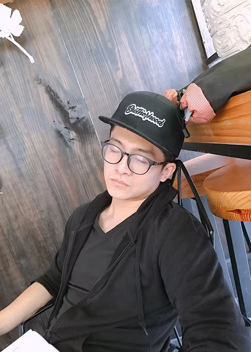 Midu lên tiếng khi Harry Lu để lộ gương mặt khác lạ: “Trải qua tai nạn và phẫu thuật bạn ấy đã chịu rất nhiều tổn thương nên đừng mang hình ảnh bạn ấy ra so sánh lung tung nữa được không ạ. Dù đẹp hay không đẹp trong mắt người khác, bạn ấy vẫn luôn là soái ca trong mắt mình. Đối với mình và những fan yêu quý, bạn ấy luôn đẹp. Vậy là được rồi. Hình này mình cố tình chụp dìm hàng bạn ấy nhưng có vẻ dìm hàng không thành công”.