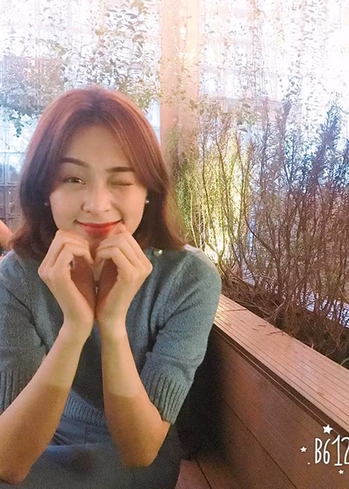 Trên trang cá nhân, Hạ Vi thường xuyên đăng tải hình ảnh đi chơi, đi ăn uống vui vẻ cùng bạn bè. Ảnh: FBNV