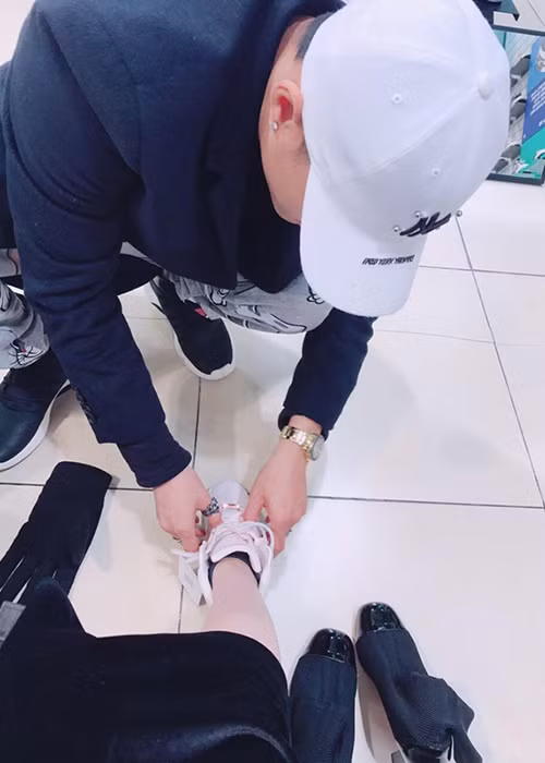 Lâm Vinh Hải liên tục thay giày giúp Linh Chi khi đi mua sắm.