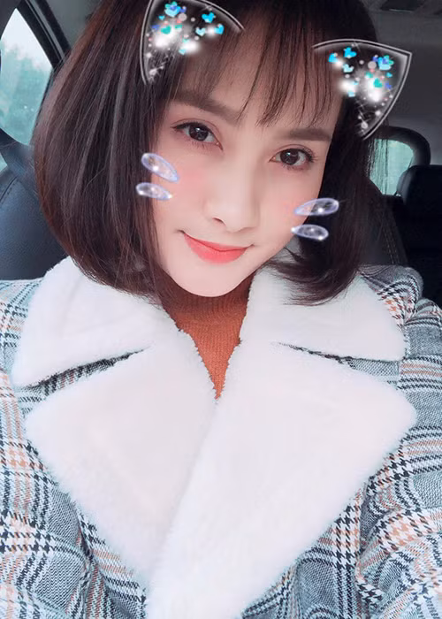 Bảo Thanh "Sống chung với mẹ chồng" chụp ảnh điệu đà trong lúc trên xe đi đón con trai về nhà.