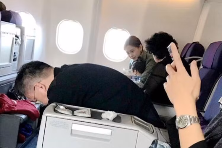 Angelababy được nhiều cư dân mạng khen khéo chăm con. Vì bận rộn nên cô thường xuyên mang theo bé Bọt Biển Nhỏ đi làm để tiện chăm sóc.