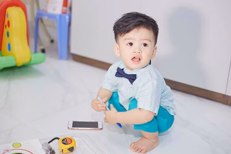 Ngọc Lan nhắn nhủ con trai: “Em đã thôi nôi rồi nha. Sau 1 hồi lựa chọn cuối cùng em bốc cây viết. Mai mốt chắc viết thư tình giỏi lắm đây. Chúc Louis của ba mẹ ăn giỏi, ngủ giỏi, lúc nào cũng vui vẻ và quan trọng nhất là con luôn hoan hỷ với mọi việc, tâm con lành thì con luôn bình an con nhé. Ba mẹ yêu con”.