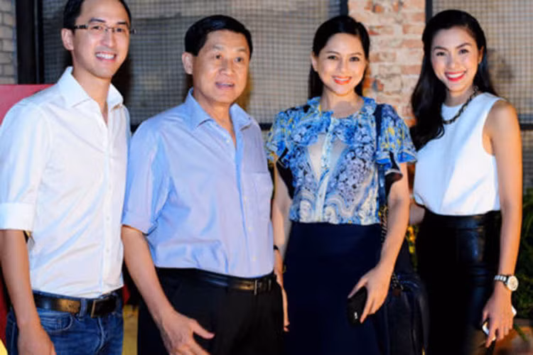 Hình ảnh Tăng Thanh Hà diện đồ ton sur ton với chồng khi xuất hiện bên bố mẹ chồng. Ảnh: Zing