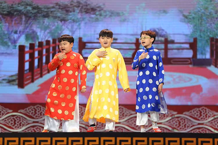 Trong buổi ghi hình đầu tiên của Táo quân 2018, bé Minh Bủm (áo xanh) và bé Bi Béo (áo đỏ) gây chú ý khi xuất hiện trên sân khấu. Ảnh: VFC